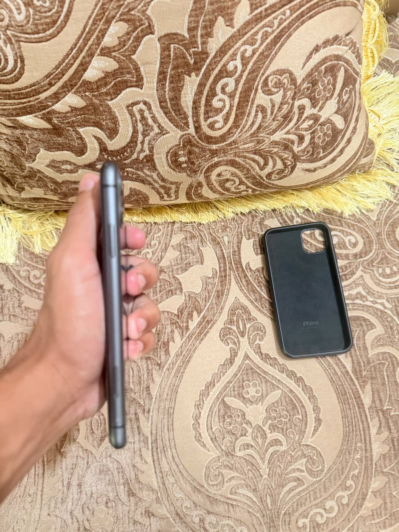 Apple iPhone 11 4