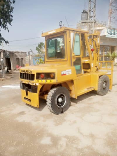 fork lifter in brand new condition Halla komatsue 5 ton.