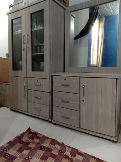 dredressing table and divider for sale in good condition