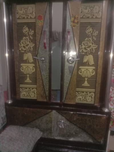 Saif almari 6.5 by 4 foot size two door chota door damage 1 from sale