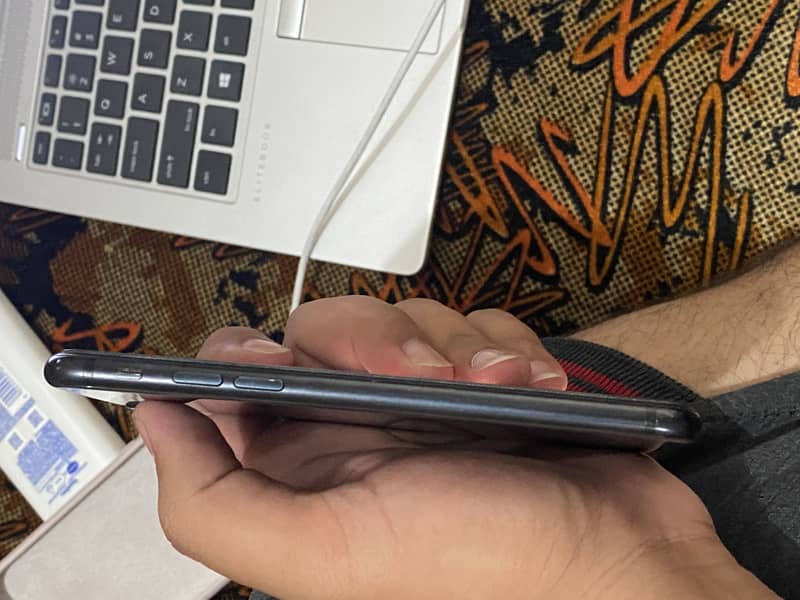 Apple iPhone SE 2 6