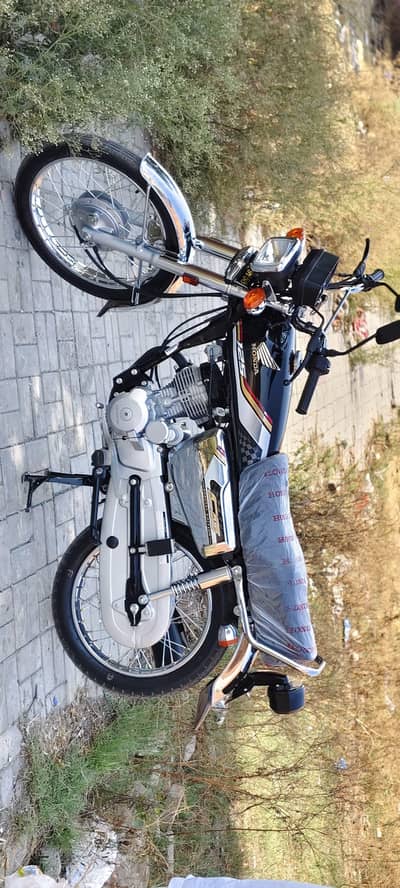 Honda 125 SelfStart Silver Black Edition