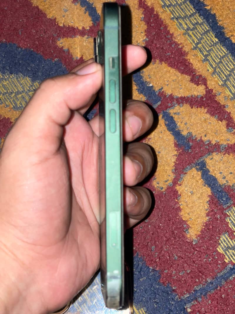 Apple iPhone 13 4
