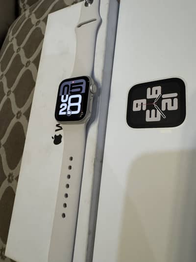 APPLE WATCH SE 2nd gen 40mm new starlight color recently box opened
