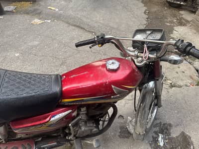 Honda 125 red