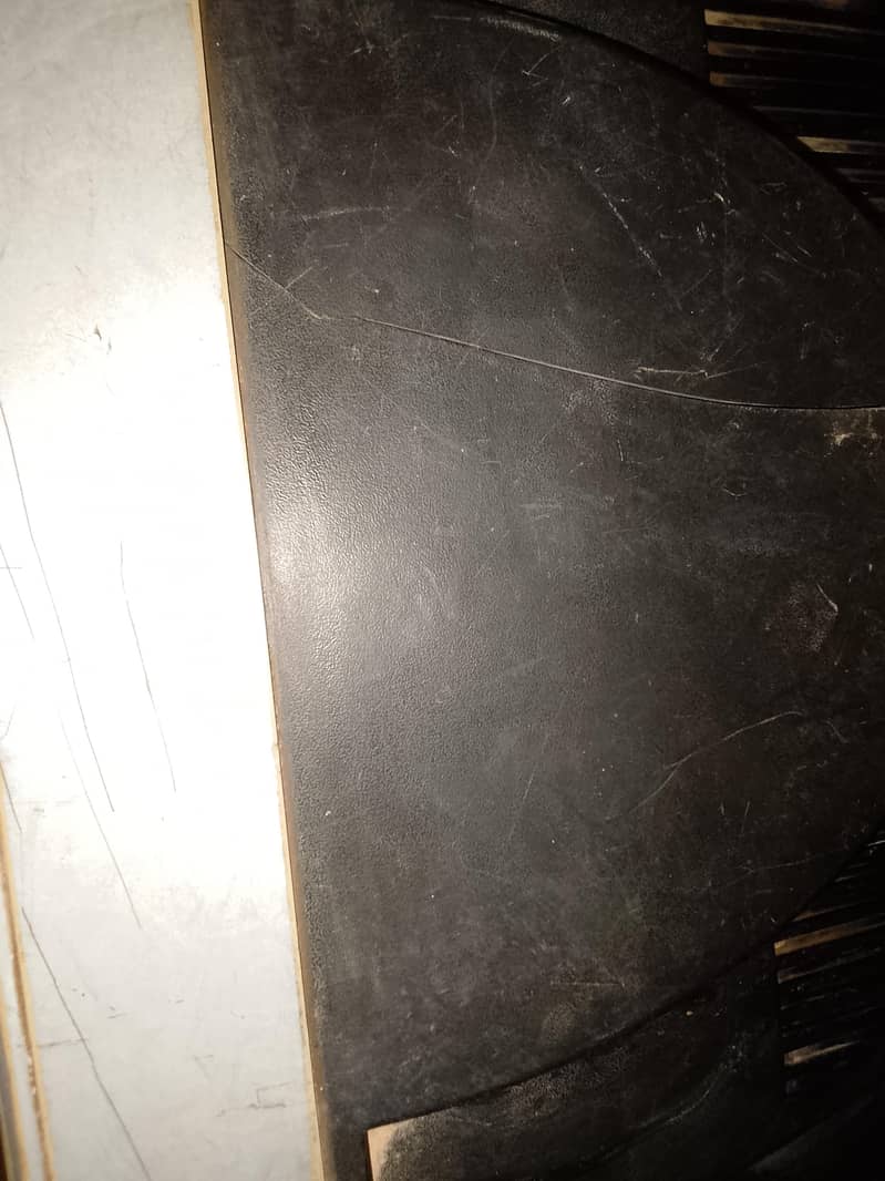 اوپر سے تھوڑا کریک ہے بقایا اوکے سب کچھ 1