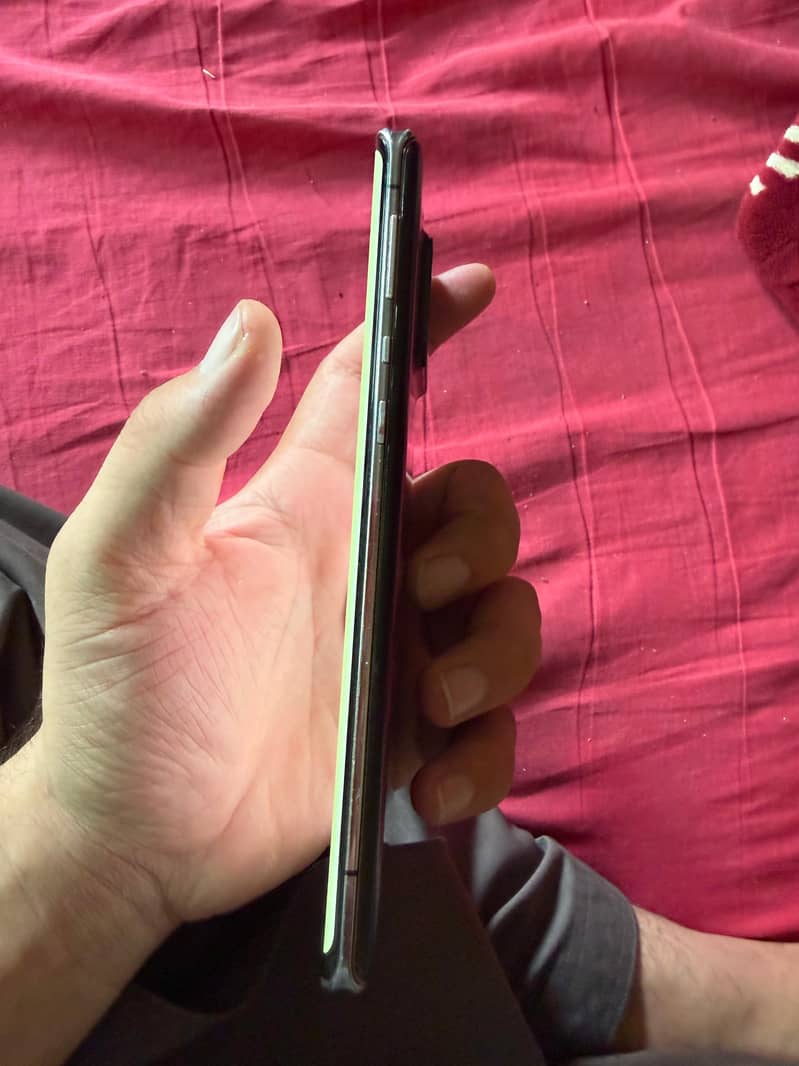 Sharp Aquos R6 1
