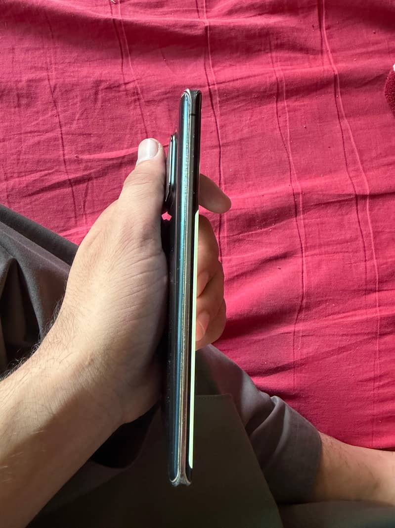 Sharp Aquos R6 3