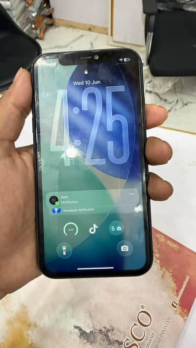 iphone 11 back side litter crick 67 health 64gb full orgnal condotion