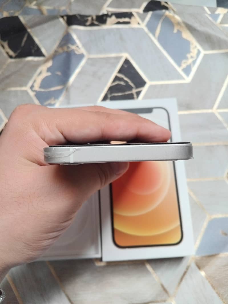 Apple iPhone 12 4