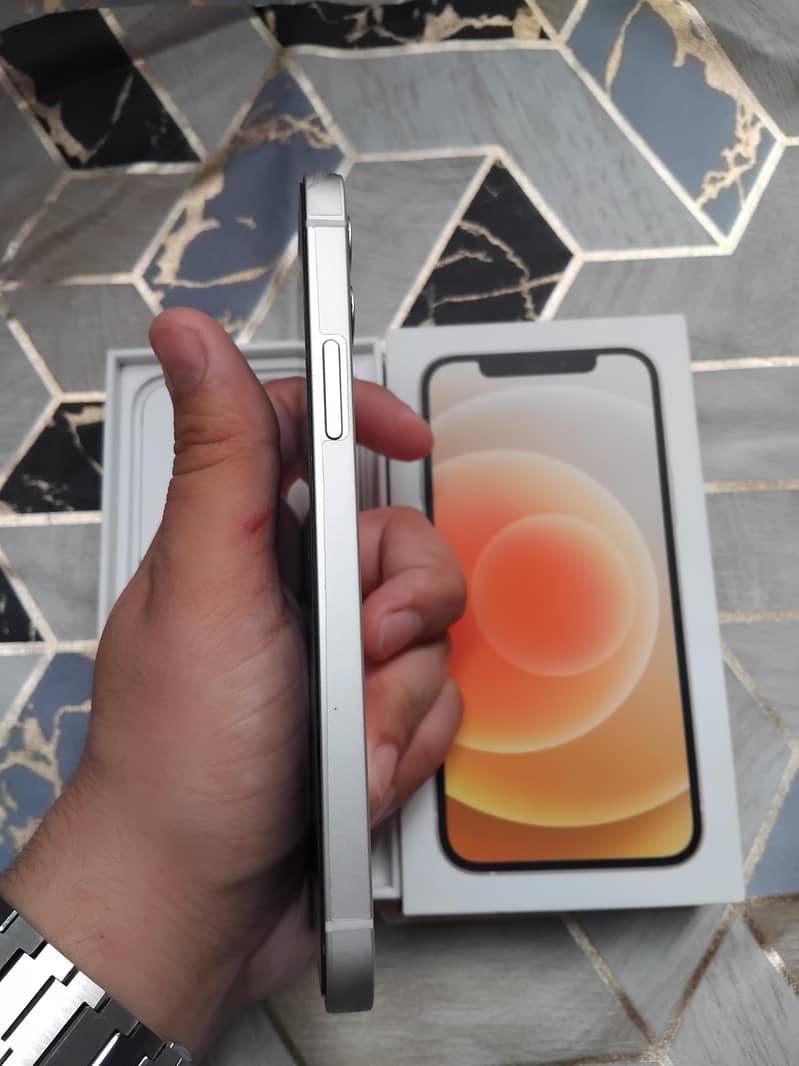 Apple iPhone 12 6