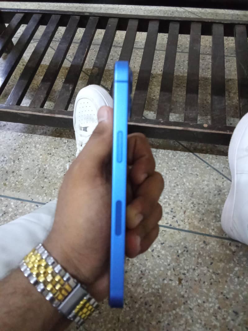 Apple iPhone 13 2