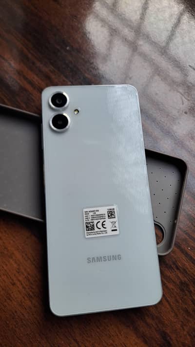 Samsung Mobile A06 10/10