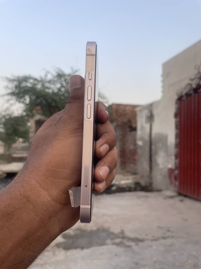 Apple iPhone 13 4