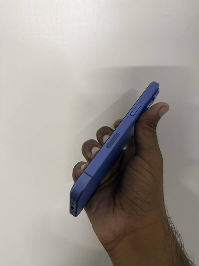 Apple iPhone 16 4