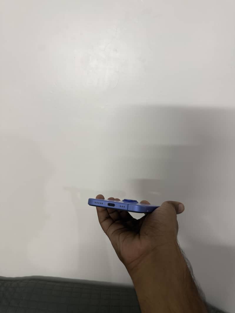 Apple iPhone 16 6