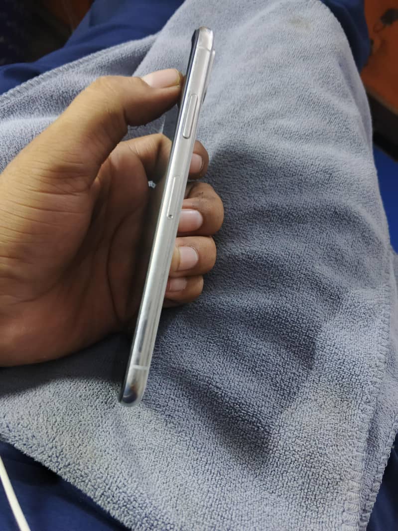 Apple iPhone X 4