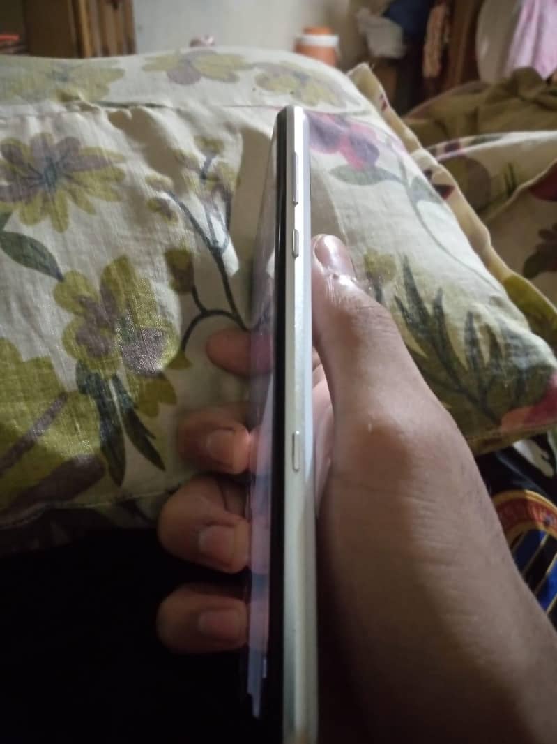 Sharp Aquos R3 4