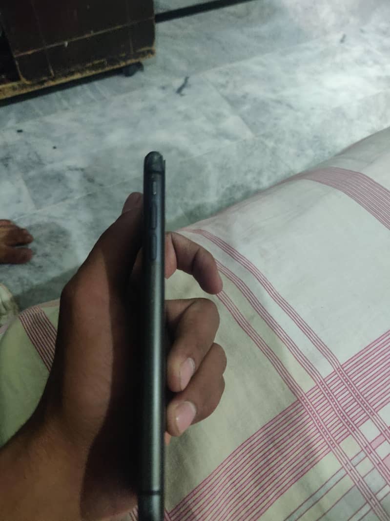 Apple iPhone 11 4