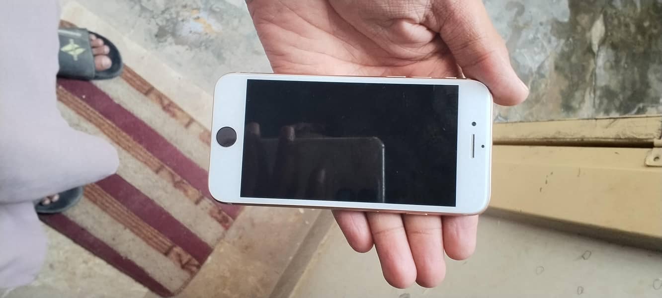 Apple iPhone 8 1