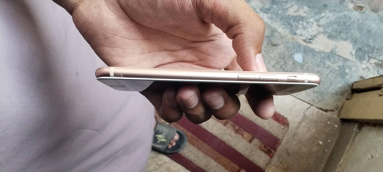 Apple iPhone 8 4