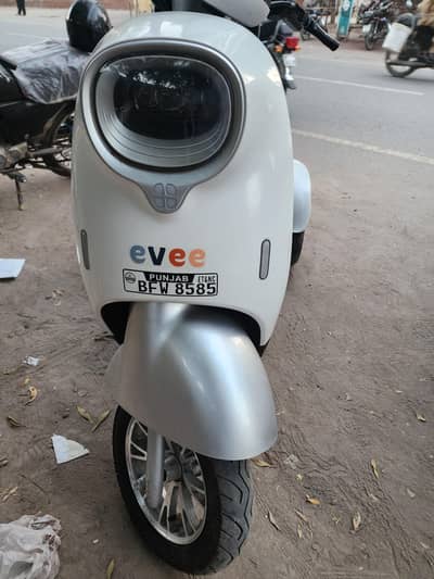 evee nisa three wheeler