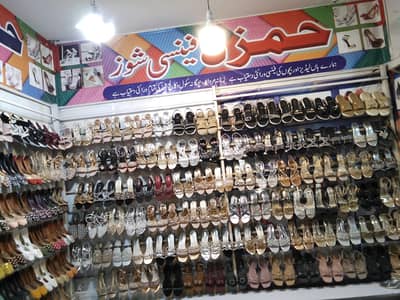juto ki shope hai Dokan size 10 by 20ft lagi lagaee withe mall