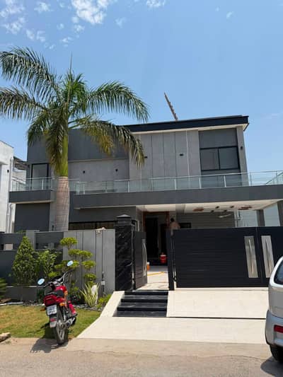 1 KANAL Beautiful Double Story House Urgent For Rent in Prime location in DHA Ph6