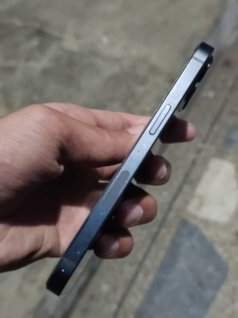 Apple iPhone 13 5