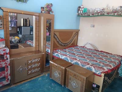 کنگ سائز بیڈ روم سیٹ برائے فروخت – اچھی حالت میں