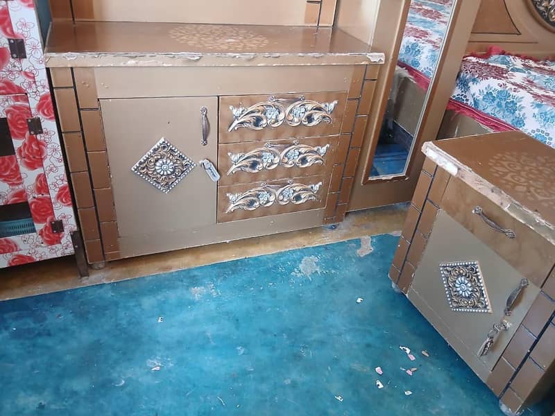 کنگ سائز بیڈ روم سیٹ برائے فروخت – اچھی حالت میں 7