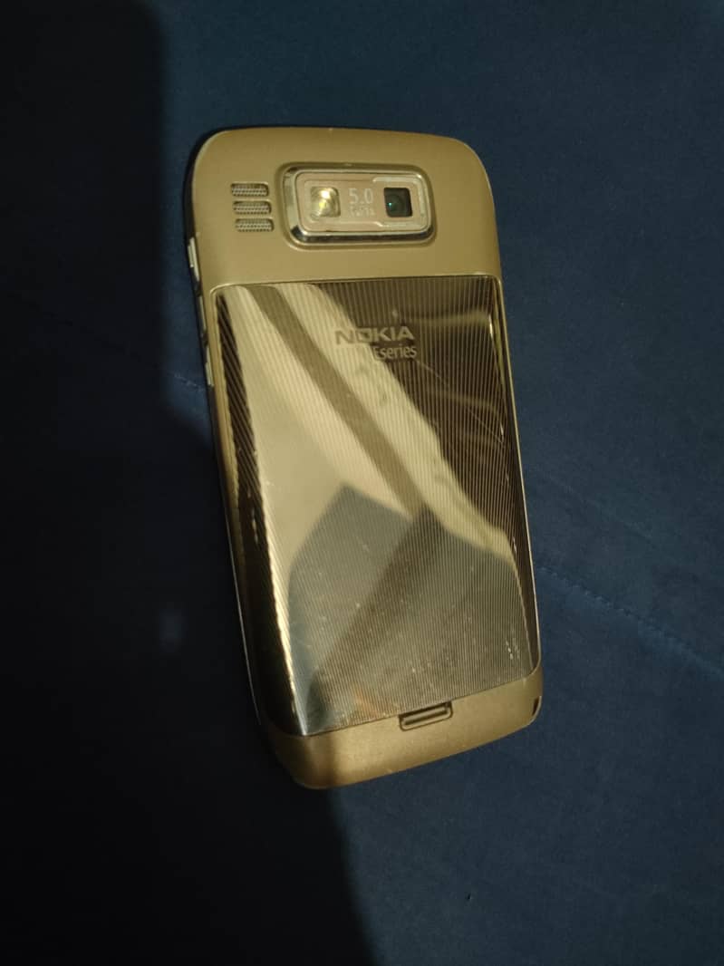 Nokia E72 1