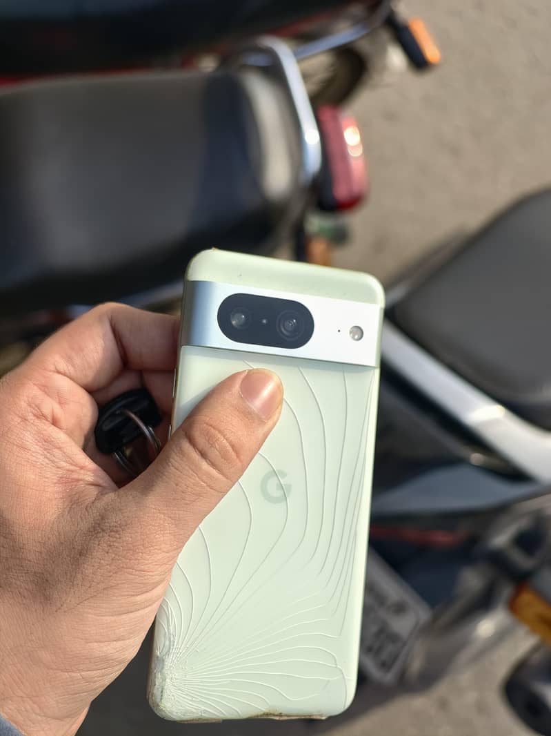Google Pixel 8 4