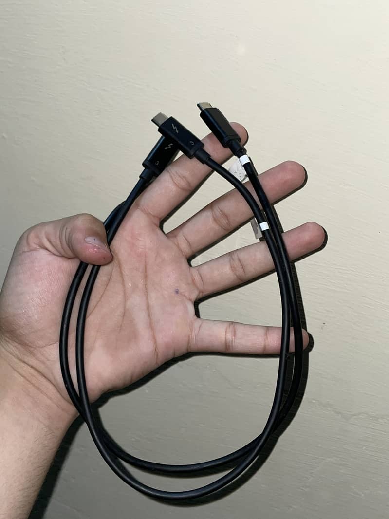 Branded Thunderbolt 3 cable 2