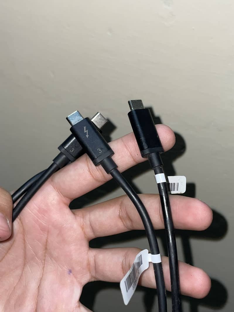 Branded Thunderbolt 3 cable 3