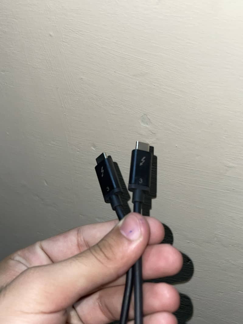 Branded Thunderbolt 3 cable 4