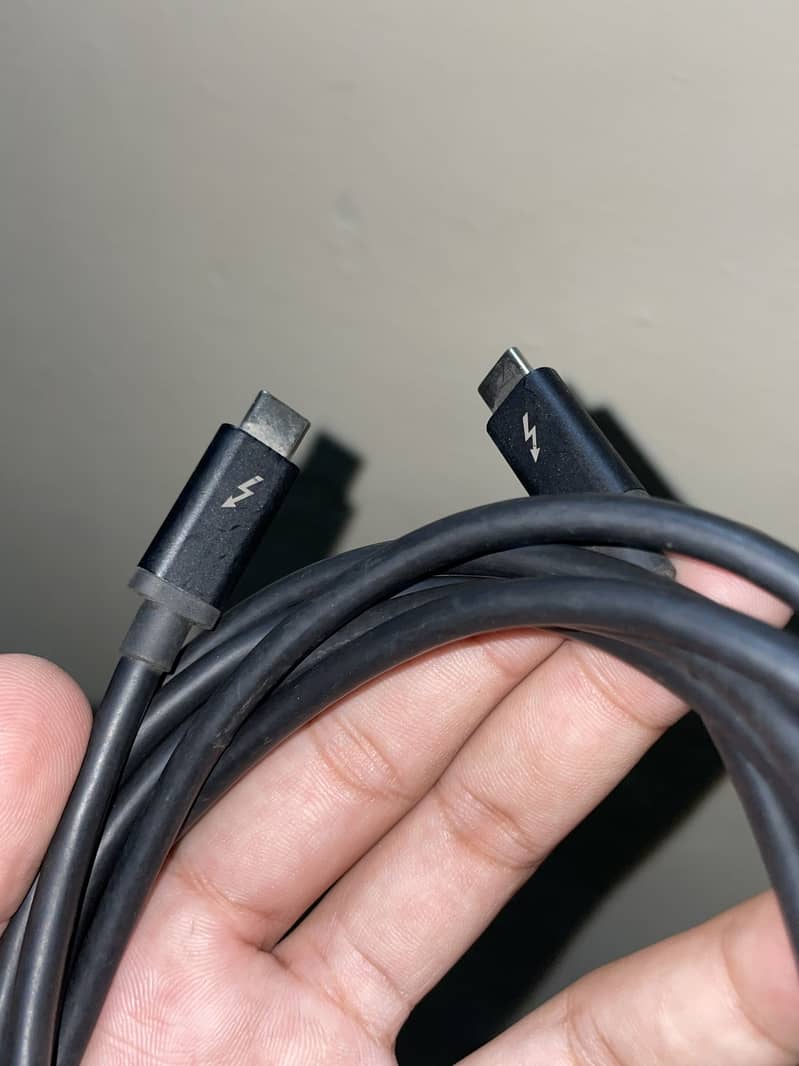 Branded Thunderbolt 3 cable 7