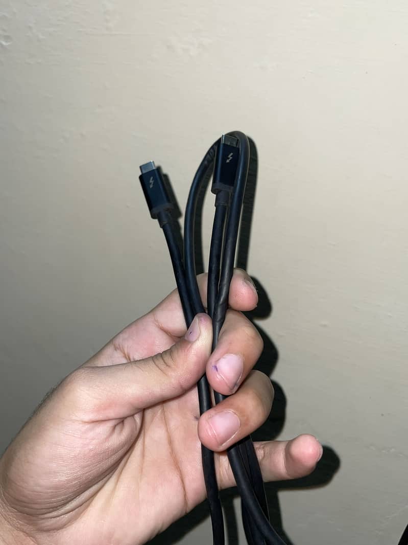 Branded Thunderbolt 3 cable 9