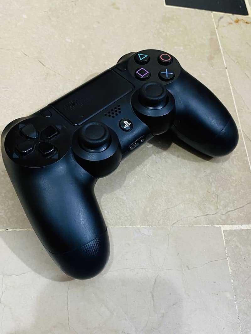 PS4 orignal controller 10/10 condition 1