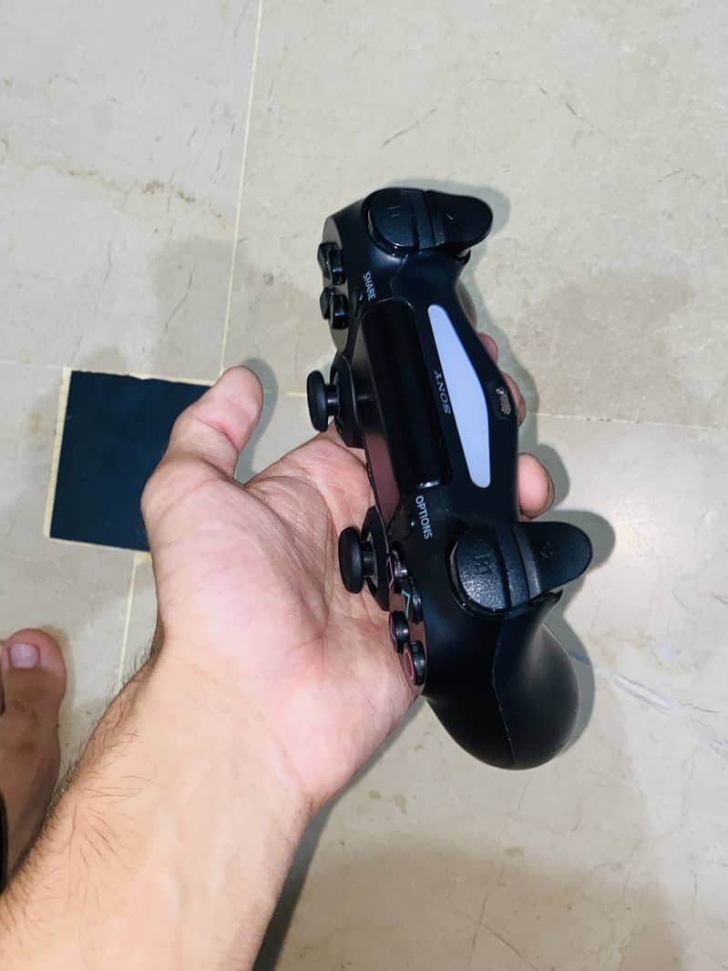 PS4 orignal controller 10/10 condition 2