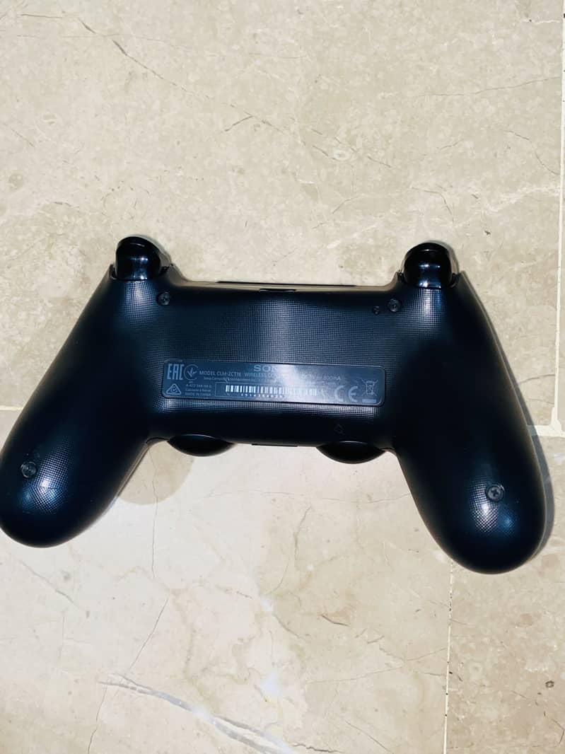 PS4 orignal controller 10/10 condition 3