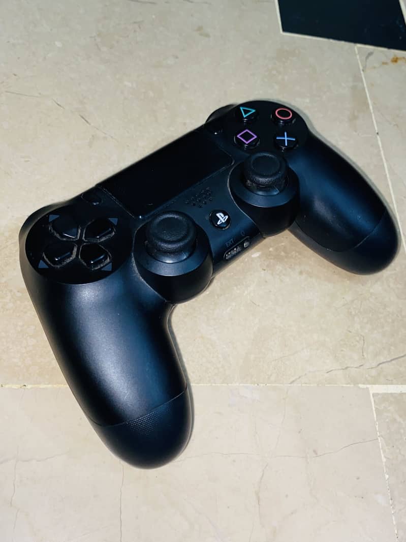 PS4 orignal controller 10/10 condition 4