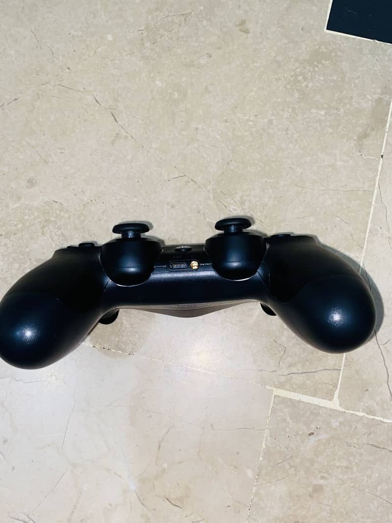 PS4 orignal controller 10/10 condition 5
