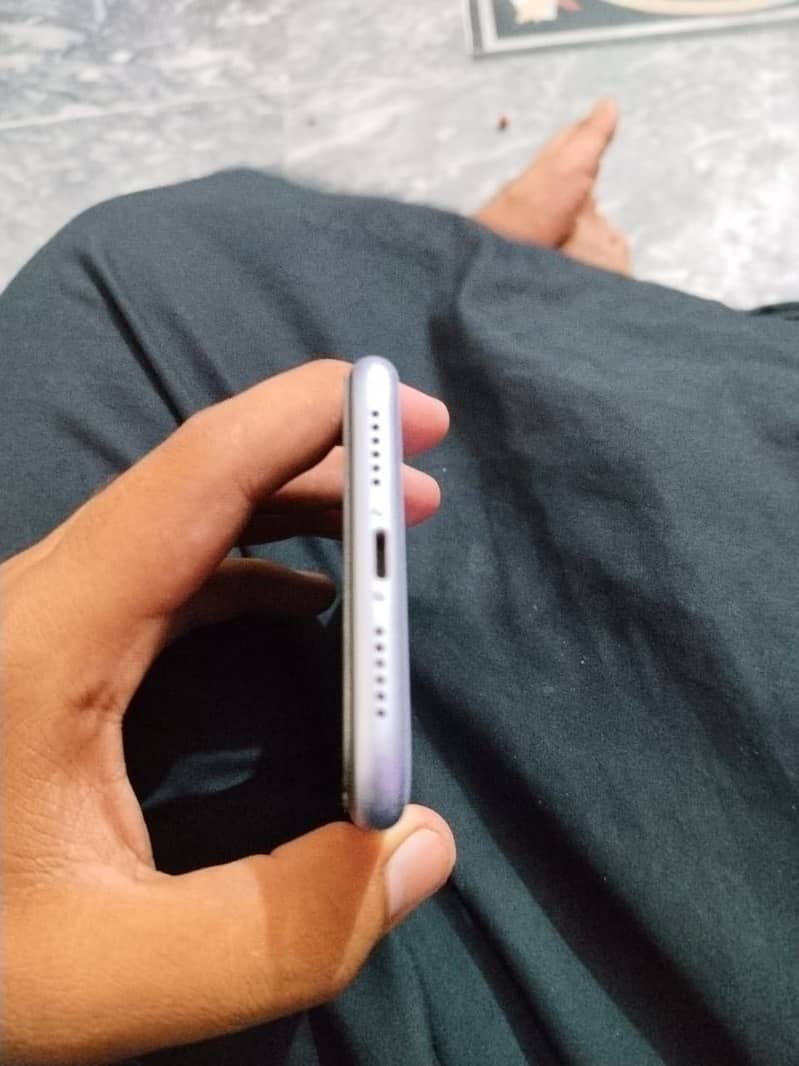 iPhone 11 3