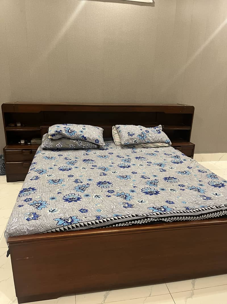 bedset and dressing table 0