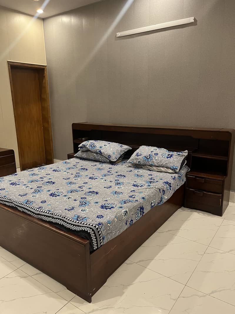 bedset and dressing table 1