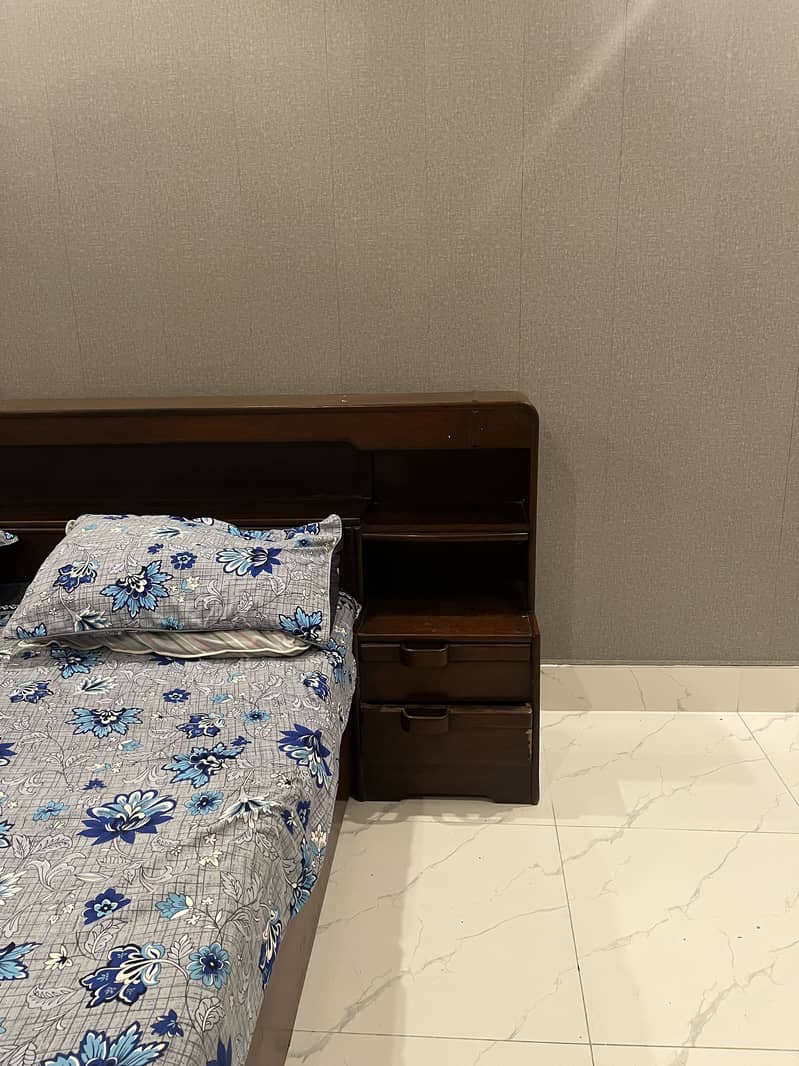 bedset and dressing table 2