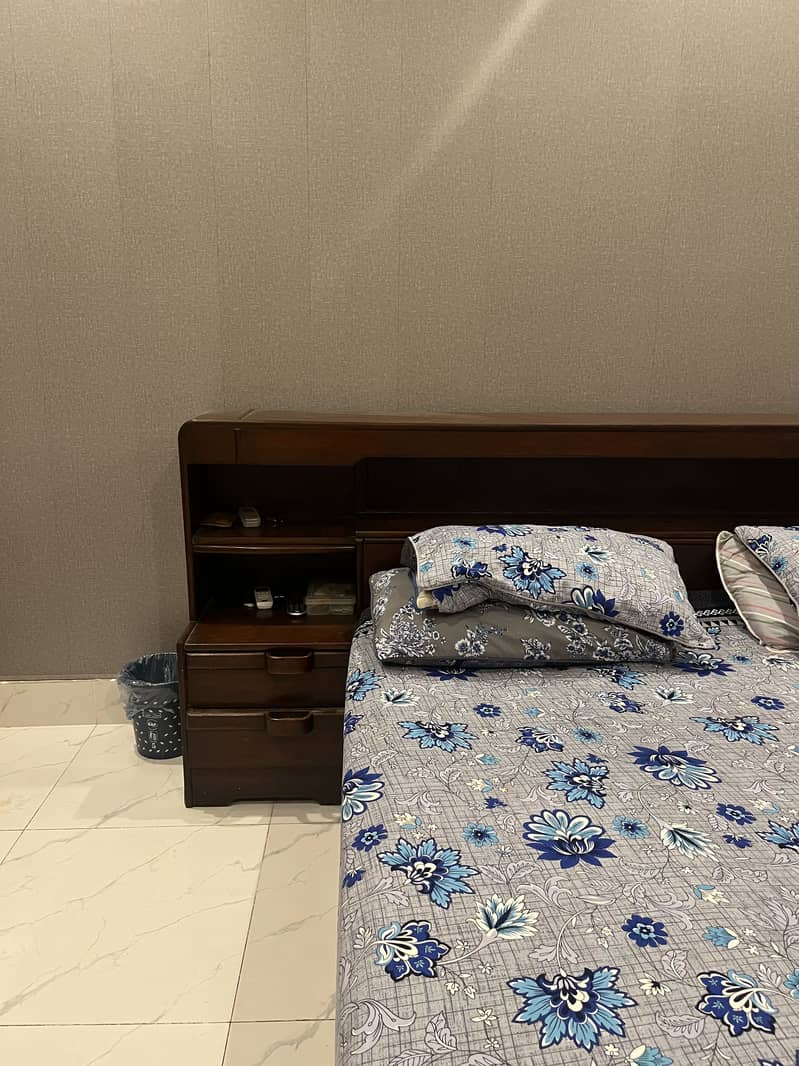 bedset and dressing table 4