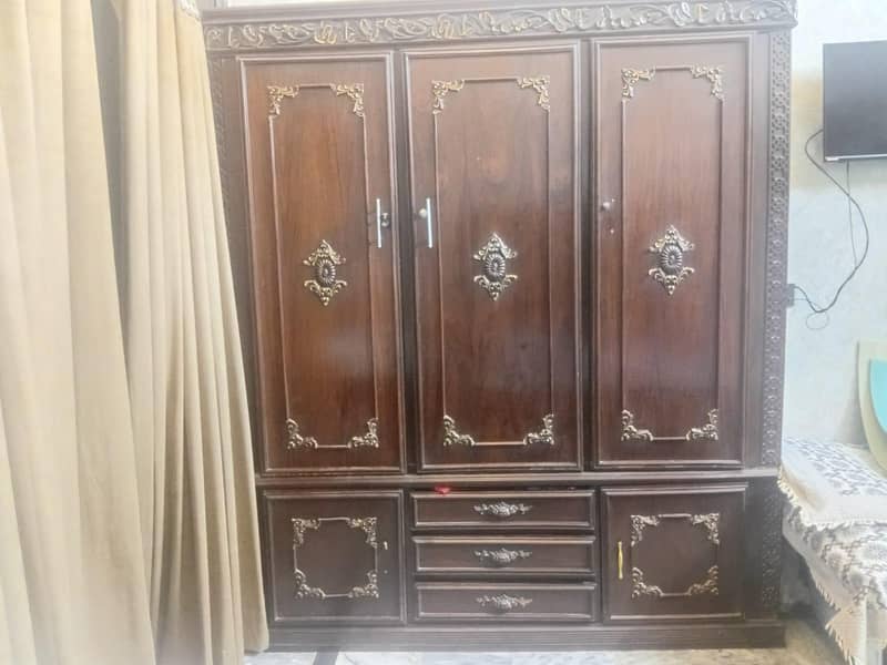 dressing table + almari 1