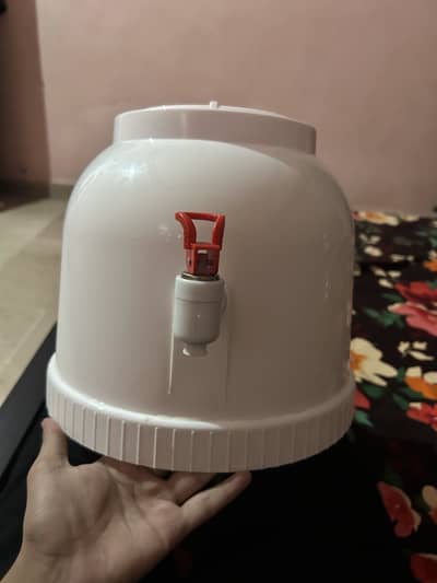 Water gallon dispenser